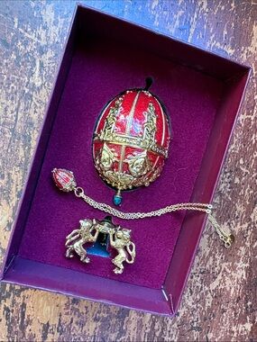 Joan Rivers The Coronation Egg Fabergé Imperial Treasures with necklace